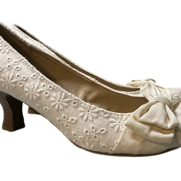 SO Kohl's white heels with flower design and bow, 8M - Picture 2 of 5
